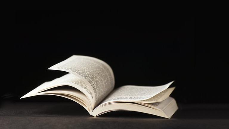 Fotografie eines aufgeschlagenen Buches. Fotografie eines aufgeschlagenen Buches.