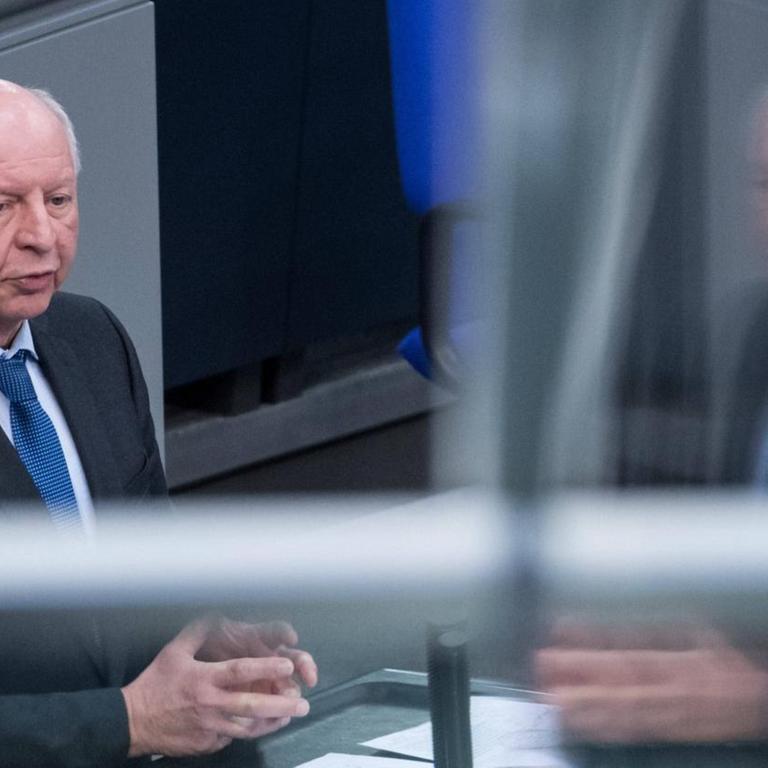 Eckhardt Rehberg (CDU) während einer Plenarsitzung des deutschen Bundestags am 25.03.2020am Rednerpult