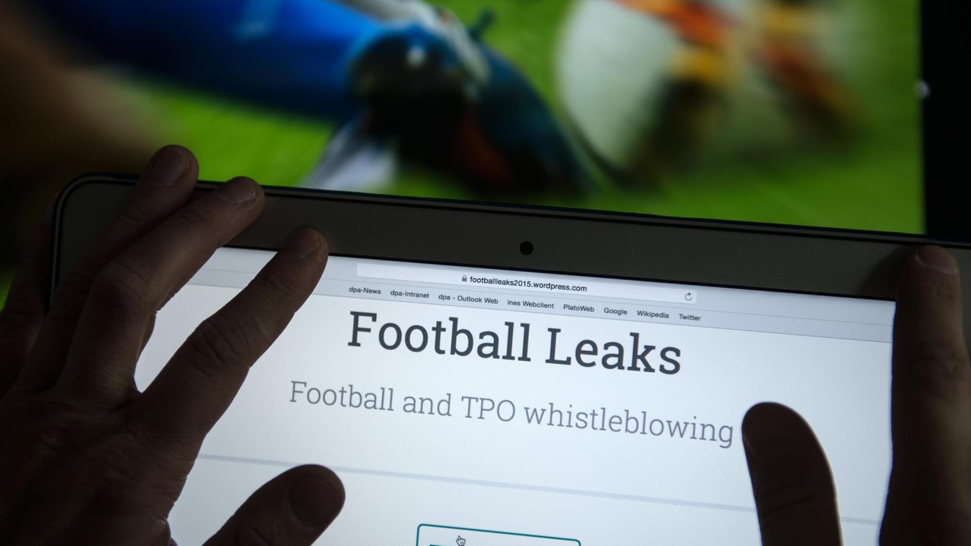 Hände zeigen auf die Internetseite "Football Leaks" Hände zeigen auf die Internetseite "Football Leaks"