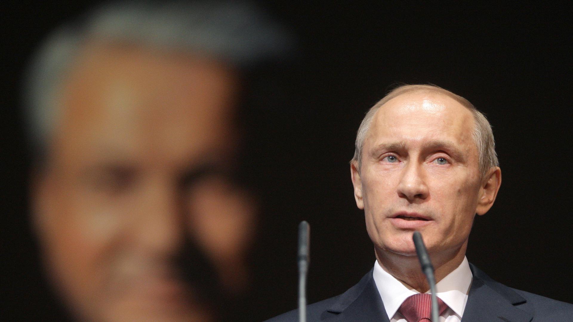 Am 1. Februar 2011 wäre Boris Jelzin 80 Jahre alt geworden. Zu diesem Anlass sprach Wladimir Putin. Am 1. Februar 2011 wäre Boris Jelzin 80 Jahre alt geworden. Zu diesem Anlass sprach Wladimir Putin.