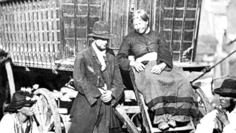 Fahrendes Volk in London im Jahr 1880 vor einem Waggon Fahrendes Volk in London im Jahr 1880 vor einem Waggon