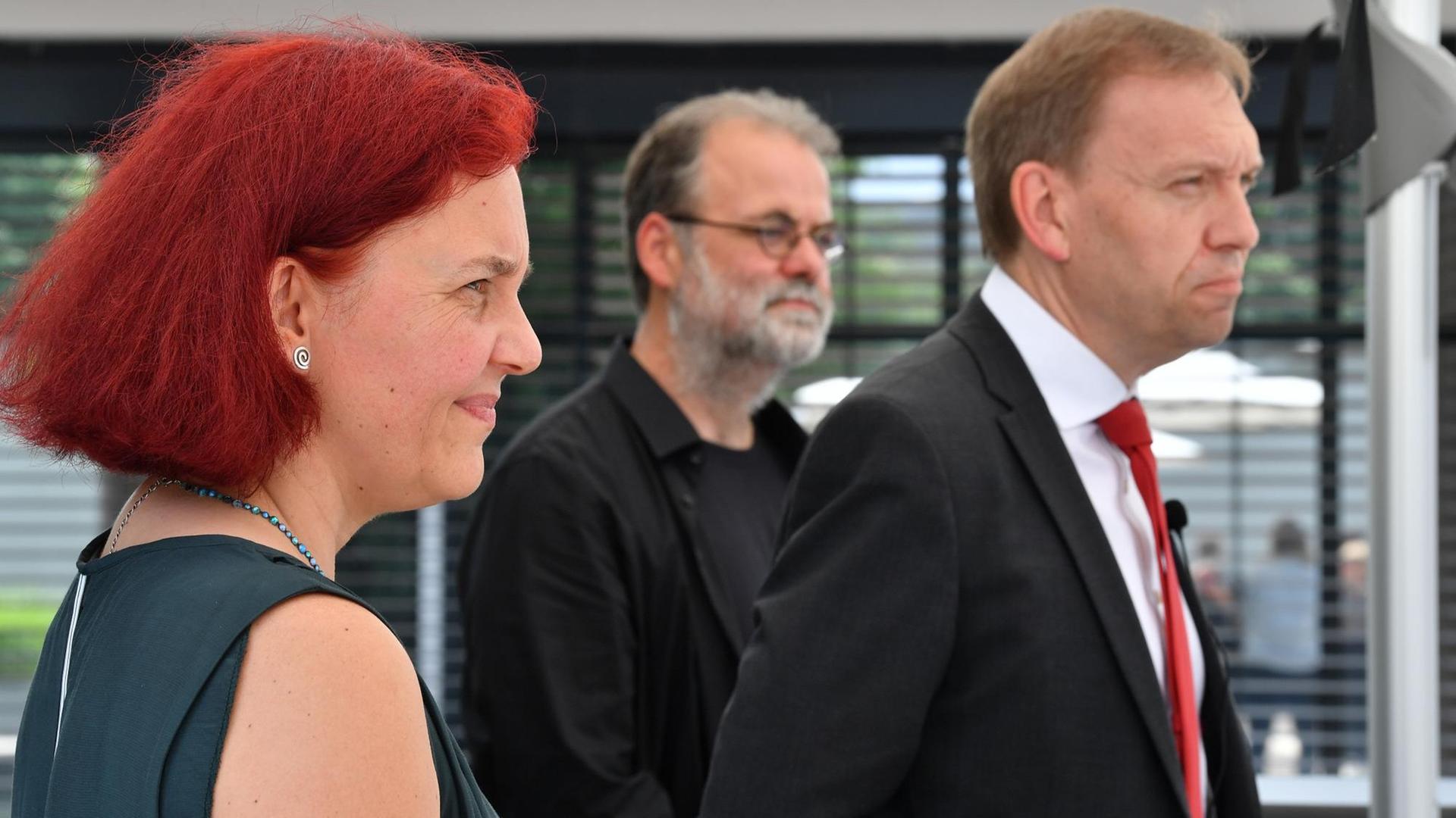 Astrid Rothe-Beinlich (Bündnis90/Die Grünen, l-r), Steffen Dittes (Die Linke), und Matthias Hey (SPD), alle Vorsitzende ihrer Landtagsfraktionen, geben ein Statement ab im Thüringer Landtag. Wenige Tage vor der geplanten Landtagsauflösung am 19. Juli nehmen Linke und Grüne ihre Unterschriften unter einem Antrag auf Selbstauflösung des Parlaments zurück. Die nötige Zweidrittelmehrheit sei nicht gesichert, begründeten die Fraktionschefs die Entscheidung. Die Auflösung ist die Voraussetzung für die Neuwahl des Landtags, die bisher für den 26. September zusammen mit der Bundestagswahl vorgesehen war. Astrid Rothe-Beinlich (Bündnis90/Die Grünen, l-r), Steffen Dittes (Die Linke), und Matthias Hey (SPD), alle Vorsitzende ihrer Landtagsfraktionen, geben ein Statement ab im Thüringer Landtag. Wenige Tage vor der geplanten Landtagsauflösung am 19. Juli nehmen Linke und Grüne ihre Unterschriften unter einem Antrag auf Selbstauflösung des Parlaments zurück. Die nötige Zweidrittelmehrheit sei nicht gesichert, begründeten die Fraktionschefs die Entscheidung. Die Auflösung ist die Voraussetzung für die Neuwahl des Landtags, die bisher für den 26. September zusammen mit der Bundestagswahl vorgesehen war.