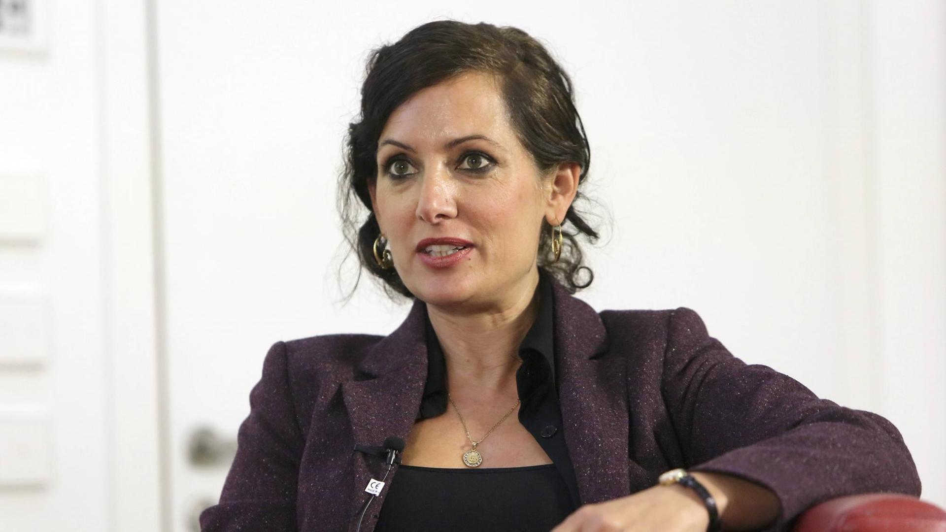 Prof. Naika Foroutan spricht bei einer Veranstaltung in der Humboldt-Universität Berlin Prof. Naika Foroutan spricht bei einer Veranstaltung in der Humboldt-Universität Berlin