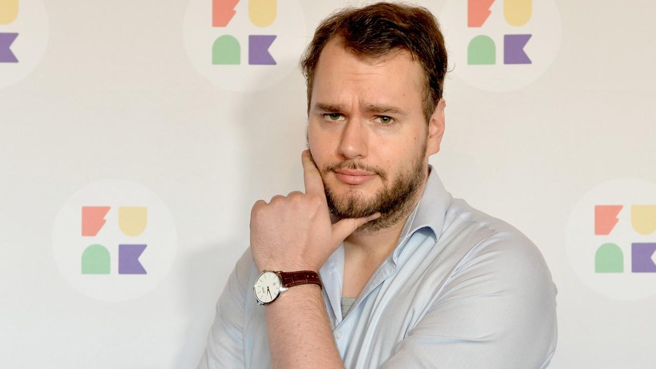 Der Journalist Rayk Anders blickt bei der Vorstellung von "funk", der neuen multimedialen Formate für das "Junge Angebot" von ARD und ZDF. Der Journalist Rayk Anders blickt bei der Vorstellung von "funk", der neuen multimedialen Formate für das "Junge Angebot" von ARD und ZDF.