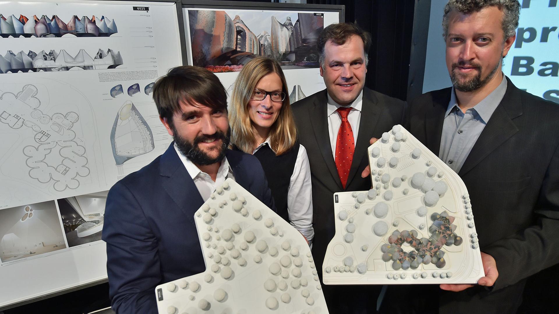 Die Architekten Roberto Penalver Gonzalez (l) aus Barcelona und Michael Young (r) aus New York präsentieren gemeinsam mit der Direktorin der Bauhaus-Stiftung, Claudia Perren, und Sachsen-Anhalts Kultusminister Stephan Dorgerloh (SPD) im Bauhaus in Dessau die beiden Siegerentwürfe zum geplanten Neubau des Bauhaus-Museums Dessau. Die Architekten Roberto Penalver Gonzalez (l) aus Barcelona und Michael Young (r) aus New York präsentieren gemeinsam mit der Direktorin der Bauhaus-Stiftung, Claudia Perren, und Sachsen-Anhalts Kultusminister Stephan Dorgerloh (SPD) im Bauhaus in Dessau die beiden Siegerentwürfe zum geplanten Neubau des Bauhaus-Museums Dessau.