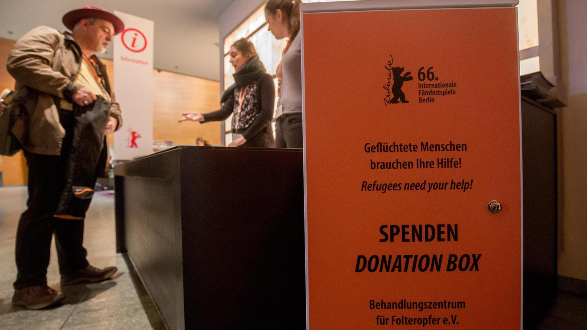 Eine Spendenbox für Flüchtlinge steht im Hotel Hyatt am Potsdamer Platz