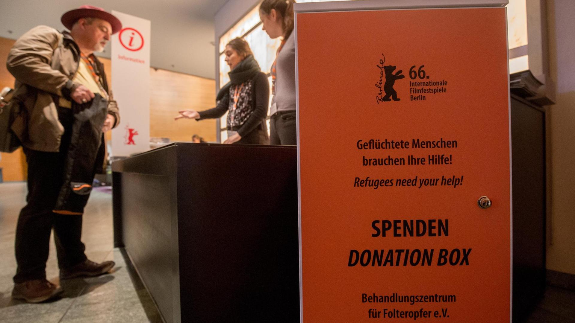 Eine Spendenbox für Flüchtlinge steht im Hotel Hyatt am Potsdamer Platz Eine Spendenbox für Flüchtlinge steht im Hotel Hyatt am Potsdamer Platz