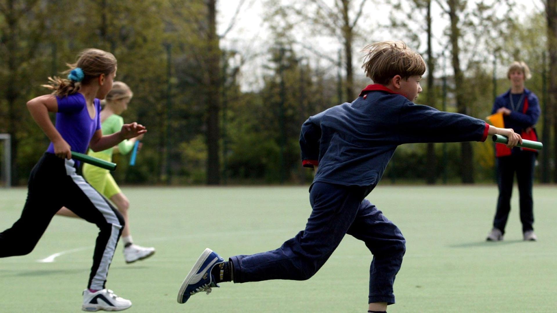 Staffellauf - Sportunterricht einer dritten Klasse der 28. Grundschule "Johann Strauß" in Berlin-Marzahn. Staffellauf - Sportunterricht einer dritten Klasse der 28. Grundschule "Johann Strauß" in Berlin-Marzahn.