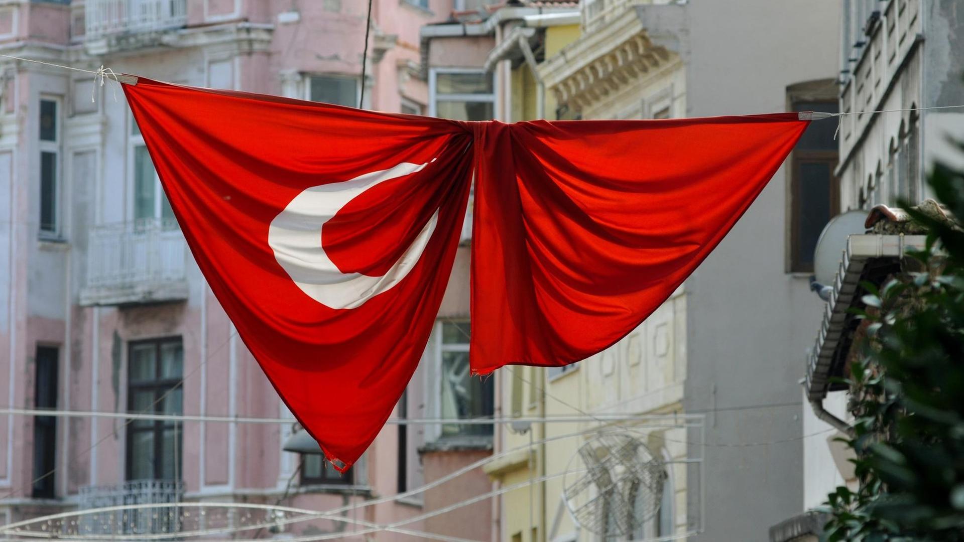 Vom Wind verwickelte Türkeiflagge im Künstlerviertel Beyoglu Vom Wind verwickelte Türkeiflagge im Künstlerviertel Beyoglu