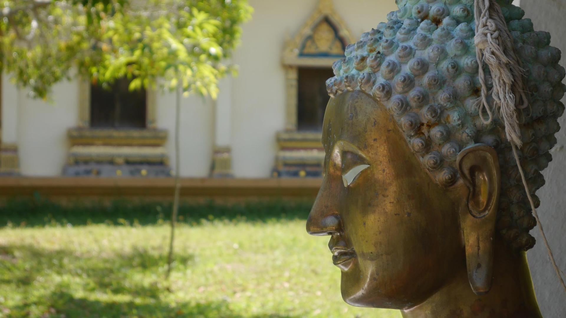 Eine Buddha-Statue Eine Buddha-Statue