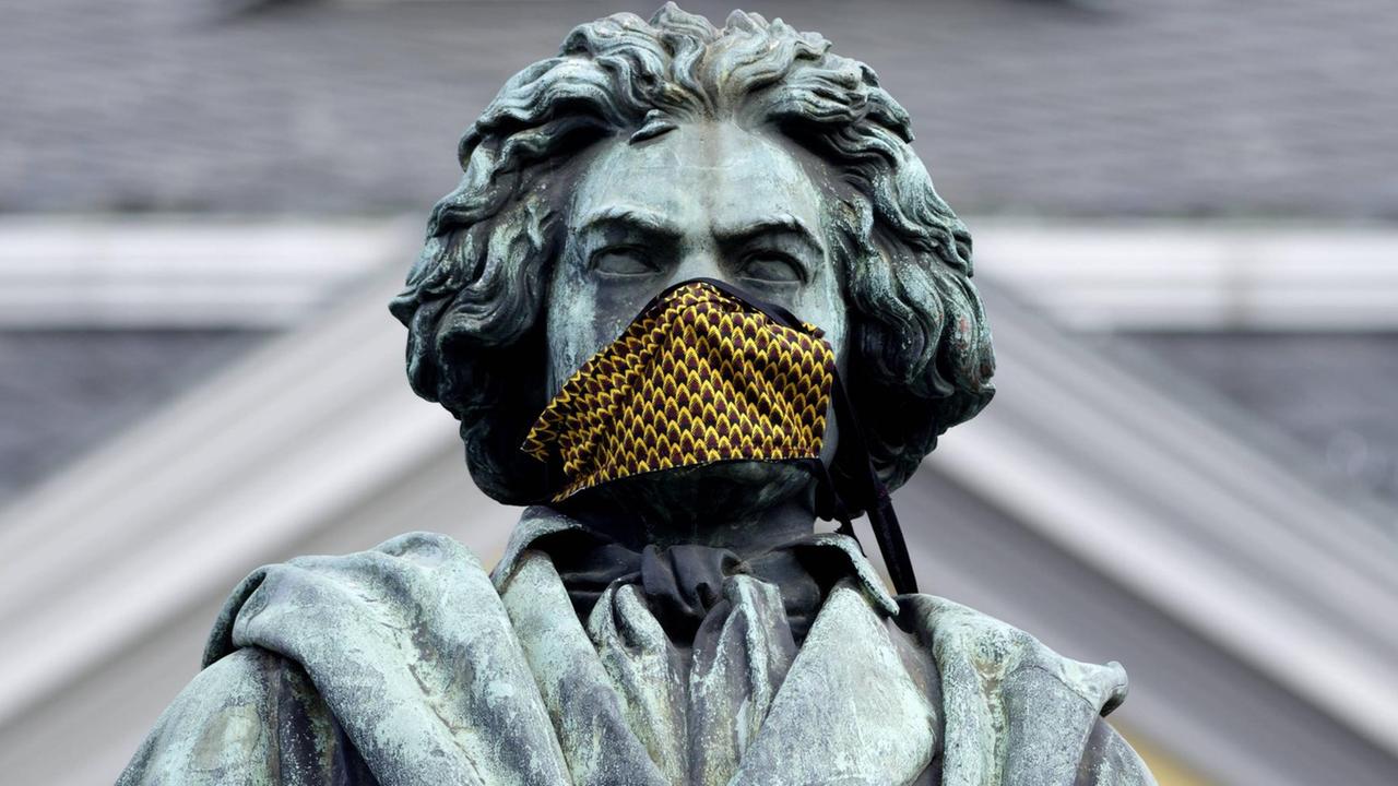 Während der Corona-Pandemie trägt auch die Beethoven-Statue in Bonn einen Mundschutz, 28.04.2020