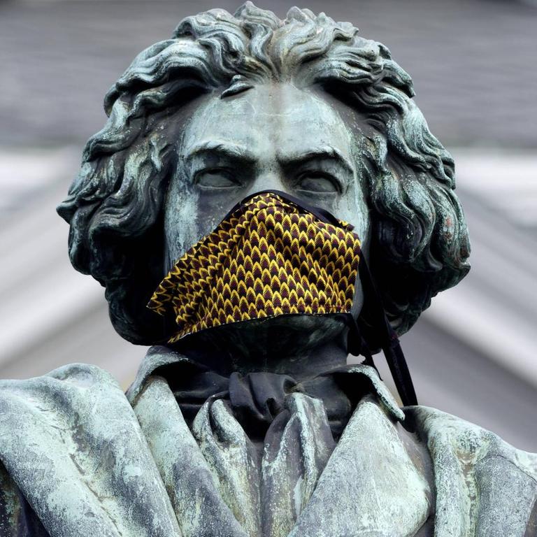 Während der Corona-Pandemie trägt auch die Beethoven-Statue in Bonn einen Mundschutz, 28.04.2020 Während der Corona-Pandemie trägt auch die Beethoven-Statue in Bonn einen Mundschutz, 28.04.2020