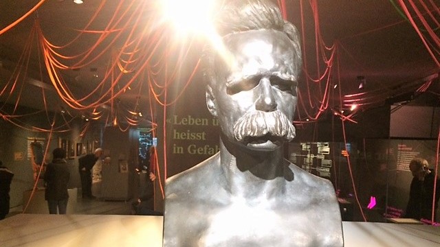 Büste von Friedrich Nietzsche in der Ausstellung "Übermensch – Friedrich Nietzsche und die Folgen" im Historischen Museum Basel Büste von Friedrich Nietzsche in der Ausstellung "Übermensch – Friedrich Nietzsche und die Folgen" im Historischen Museum Basel