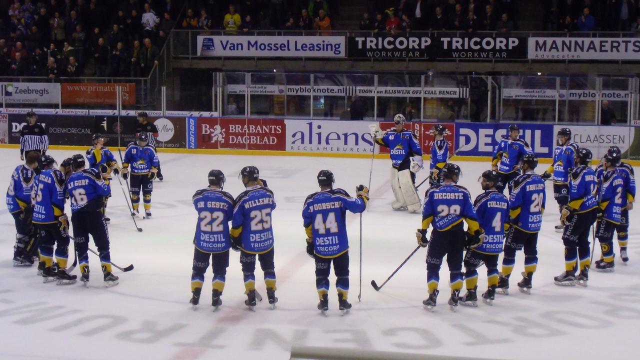 Die Tilburg Trappers bei einem Heimspiel in der deutschen Eishockey-Oberliga Die Tilburg Trappers bei einem Heimspiel in der deutschen Eishockey-Oberliga