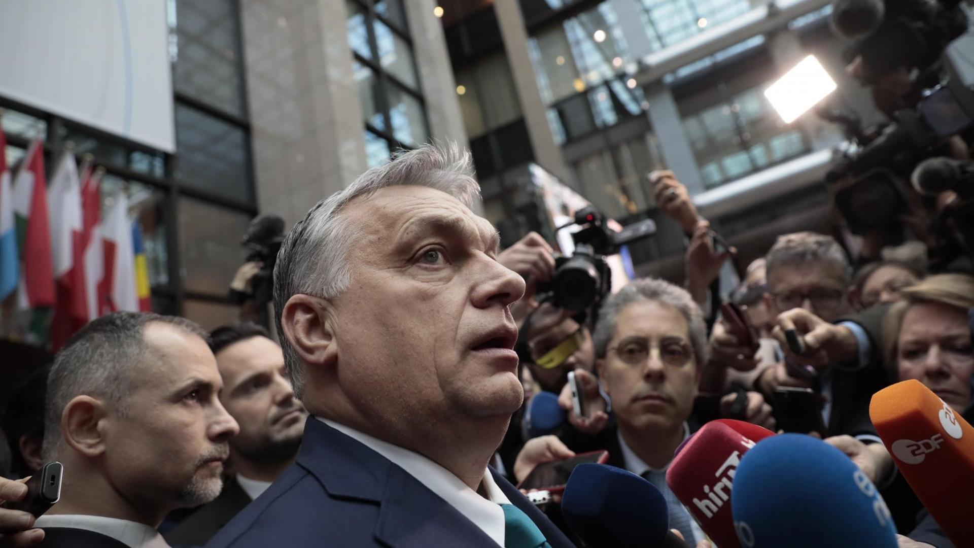 Der ungarische Premierminister Viktor Orban wird während eines EU-Gipfels dicht umringt von Kameraleuten und Jounalisten.