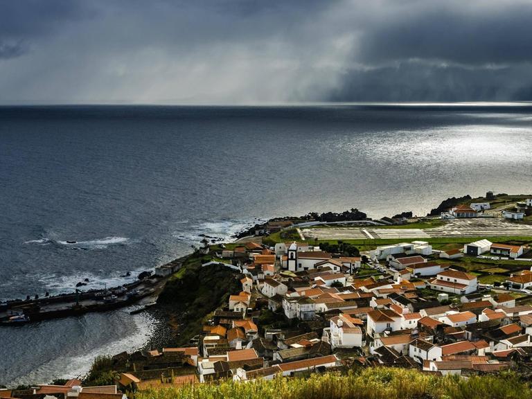 Vila do Corvo auf der Insel Corvo, im Hintergrund die Insel Flores