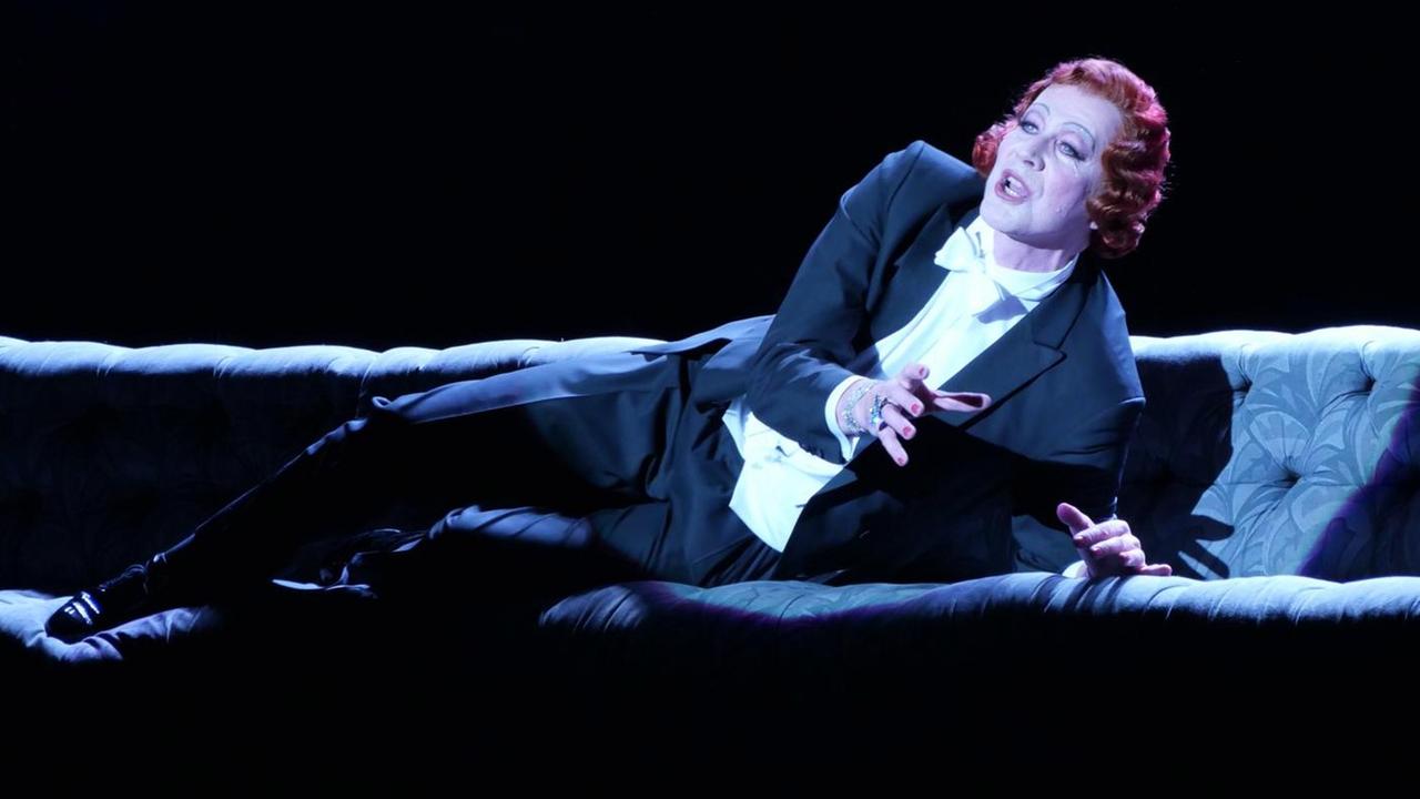Tom Erik Lie als Großherzogin Von Gerolstein, aufgenommen am 29.10.2020 bei der Probe zu "Die Großherzogin von Gerolstein" von Jacques Offenbach in der Komischen Oper in Berlin. Tom Erik Lie als Großherzogin Von Gerolstein, aufgenommen am 29.10.2020 bei der Probe zu "Die Großherzogin von Gerolstein" von Jacques Offenbach in der Komischen Oper in Berlin.