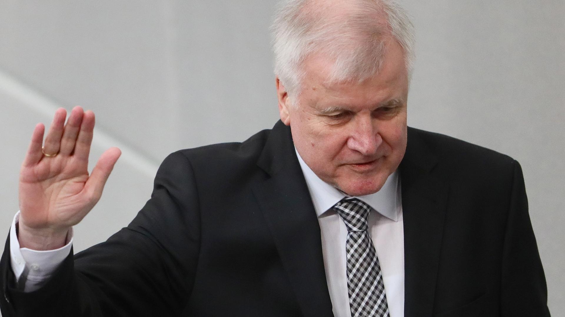 Horst Seehofer (CSU), Bundesminister für Inneres, Heimat und Bau, am 14.03.2018 bei seiner Vereidigung im Bundestag. Horst Seehofer (CSU), Bundesminister für Inneres, Heimat und Bau, am 14.03.2018 bei seiner Vereidigung im Bundestag.