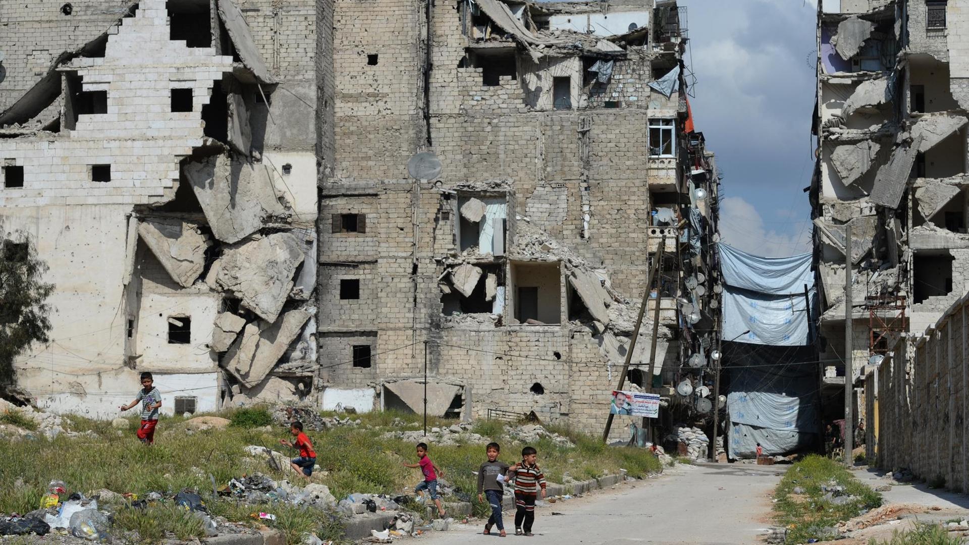 Kinder im April 2016 in den Ruinen der zerstörten Stadt Aleppo. Kinder im April 2016 in den Ruinen der zerstörten Stadt Aleppo.