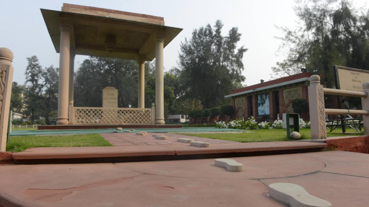 Das Smriti Haus in der Tee January Road 5 - Diese Haus wurde frueher nach dem Industrie - Millionaer G. D. Birla-Haus genannt. Hier wurde Mohandas Karamchand Mahatma Gandhi am 30, Januar 1948 von dem fanatischen Hindu Nathuram Godse (RSSS) auf dem Weg im Park ermordet. 