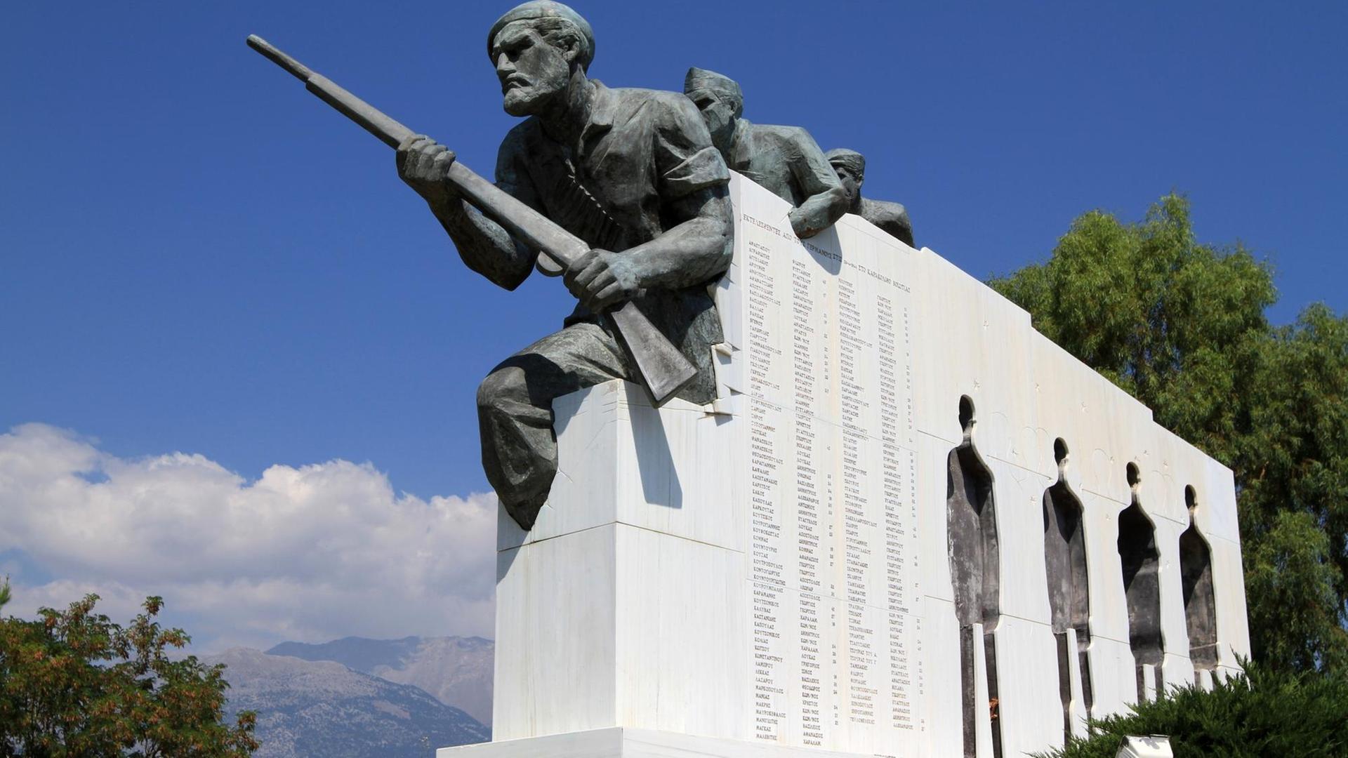 Mahnmal (Karakolithos National Resistance Memorial) für die Opfer des Wehrmachts-Massakers in Karakolithos, bei dem 134 Männer von deutschen Soldaten während des 2. Weltkriegs hingerichtet wurden. Karakolithos liegt nahe dem Ort Distomo in Böotien (Mittelgriechenland), am Fuße des Parnass-Gebirges. Mahnmal (Karakolithos National Resistance Memorial) für die Opfer des Wehrmachts-Massakers in Karakolithos, bei dem 134 Männer von deutschen Soldaten während des 2. Weltkriegs hingerichtet wurden. Karakolithos liegt nahe dem Ort Distomo in Böotien (Mittelgriechenland), am Fuße des Parnass-Gebirges.
