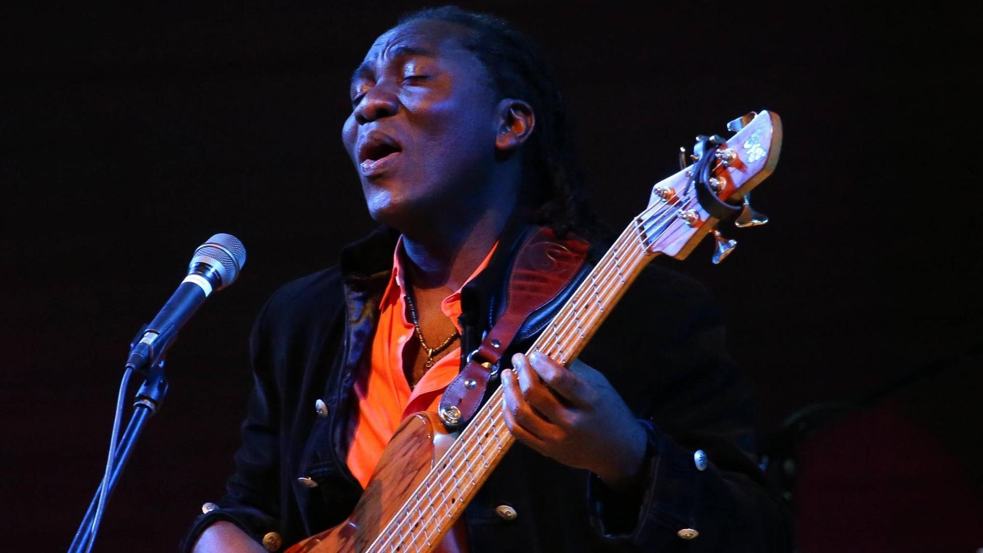 Richard Bona bei einer Bühnen-Performance Richard Bona bei einer Bühnen-Performance