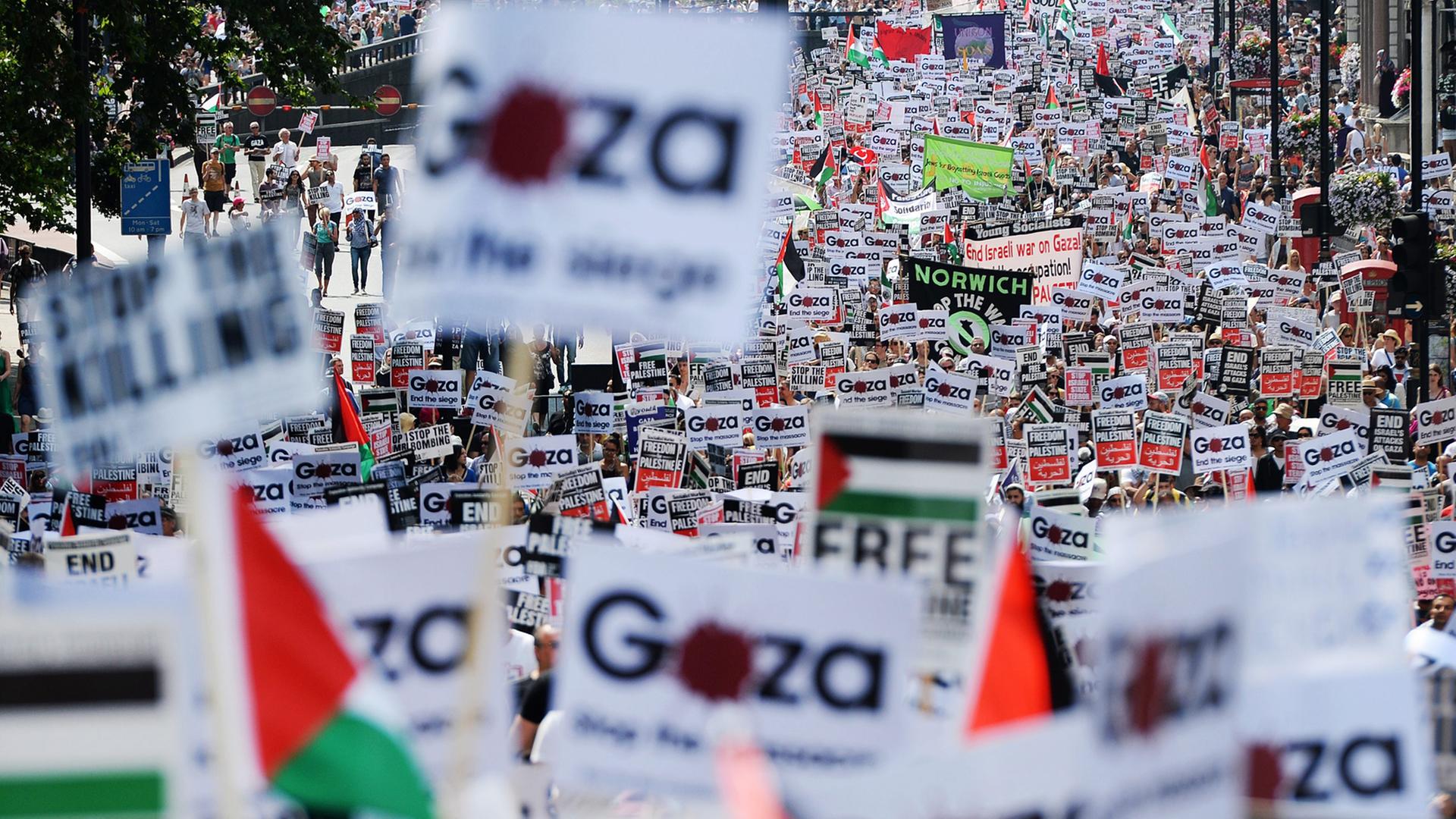 Tausende pro-palästinensische Demonstranten ziehen zum Parlament in London.