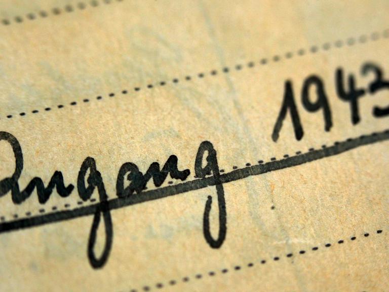 Der Ausschnitt einer historischen Museums-Akte zeigt den handschriftlichen Eintrag "Zugang 1943"