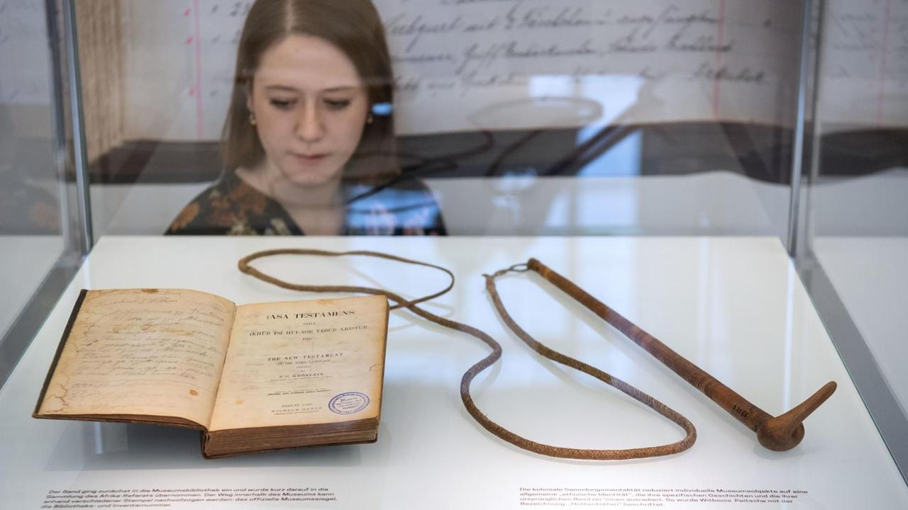 Ein Neues Testament und eine Peitsche aus dem Besitz von Hendrik Witbooi liegen in einer Vitrine im Linden-Museum für Völkerkunde. Das Land Baden-Württemberg will die Exponate als geraubte Kulturgüter im Februar an Namibia zurückgeben. Bis zur Rückgabe werden beide Gegenstände nochmals im Lindenmuseum ausgestellt. Ein Neues Testament und eine Peitsche aus dem Besitz von Hendrik Witbooi liegen in einer Vitrine im Linden-Museum für Völkerkunde. Das Land Baden-Württemberg will die Exponate als geraubte Kulturgüter im Februar an Namibia zurückgeben. Bis zur Rückgabe werden beide Gegenstände nochmals im Lindenmuseum ausgestellt.