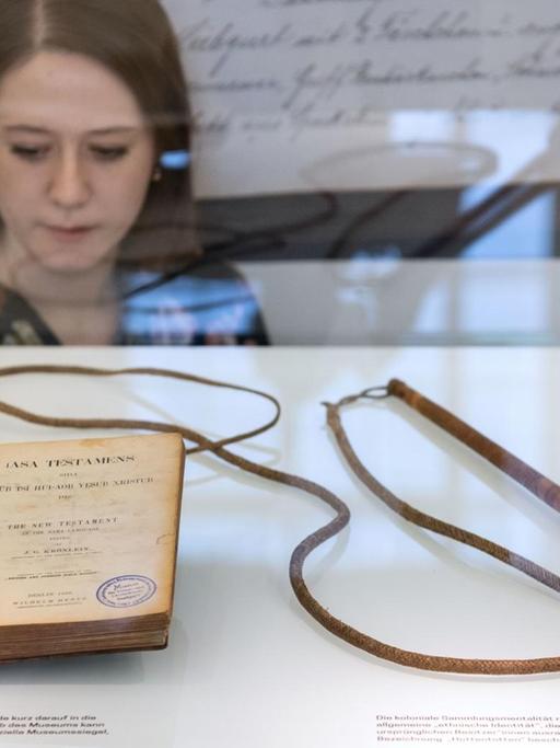 Ein Neues Testament und eine Peitsche aus dem Besitz von Hendrik Witbooi liegen in einer Vitrine im Linden-Museum für Völkerkunde. Das Land Baden-Württemberg will die Exponate als geraubte Kulturgüter im Februar an Namibia zurückgeben. Bis zur Rückgabe werden beide Gegenstände nochmals im Lindenmuseum ausgestellt.
