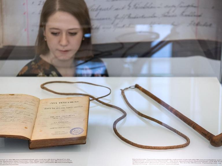 Ein Neues Testament und eine Peitsche aus dem Besitz von Hendrik Witbooi liegen in einer Vitrine im Linden-Museum für Völkerkunde. Das Land Baden-Württemberg will die Exponate als geraubte Kulturgüter im Februar an Namibia zurückgeben. Bis zur Rückgabe werden beide Gegenstände nochmals im Lindenmuseum ausgestellt.