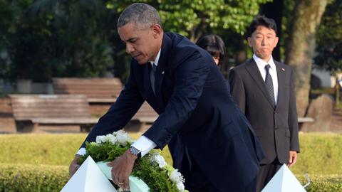 US-Präsident Barack Obama legt am Friedenspark in Hiroshima einen Kranz nieder.