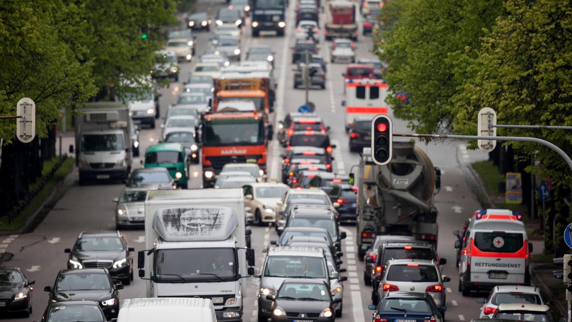 Dicht gedrängt fahren Fahrzeuge im morgendlichen Berufsverkehr Dicht gedrängt fahren Fahrzeuge im morgendlichen Berufsverkehr