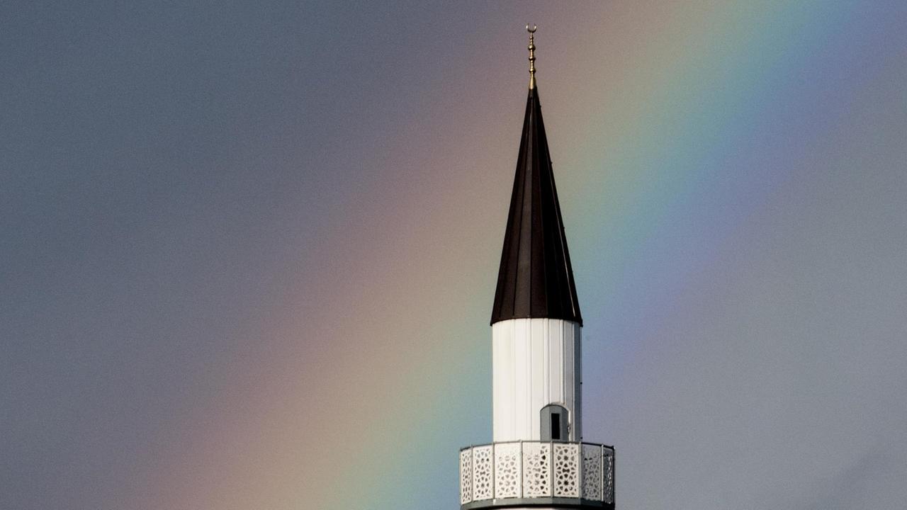 Ein Regenbogen leuchtet am 16.01.2018 in Kehl (Baden-Württemberg) über dem Minarett der DITIB-Moschee. Ein Regenbogen leuchtet am 16.01.2018 in Kehl (Baden-Württemberg) über dem Minarett der DITIB-Moschee.
