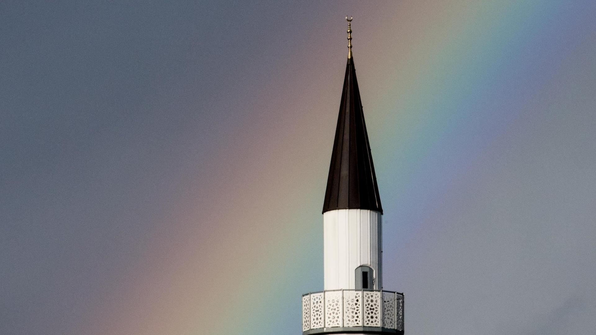 Ein Regenbogen leuchtet am 16.01.2018 in Kehl (Baden-Württemberg) über dem Minarett der DITIB-Moschee. Ein Regenbogen leuchtet am 16.01.2018 in Kehl (Baden-Württemberg) über dem Minarett der DITIB-Moschee.