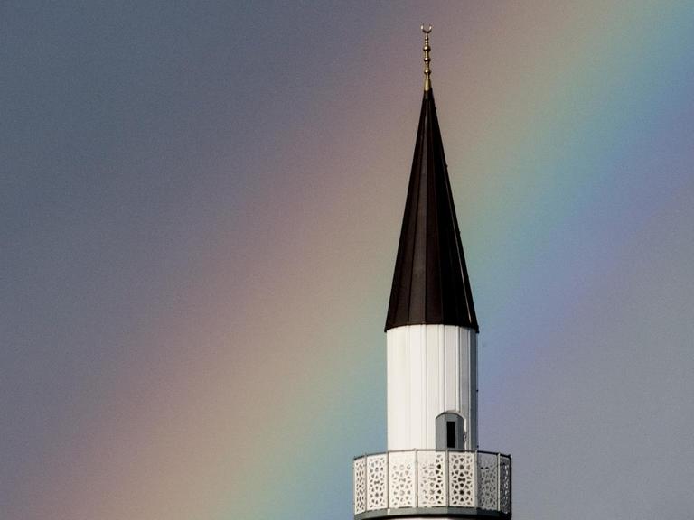 Ein Regenbogen leuchtet am 16.01.2018 in Kehl (Baden-Württemberg) über dem Minarett der DITIB-Moschee.