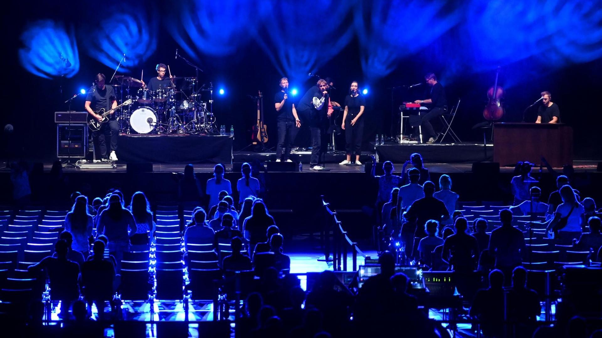 In einer großen Konzert-Arena singt Tim Bendzko, die Zuschauer sitzen mit Mindest-Abstand verteilt. In einer großen Konzert-Arena singt Tim Bendzko, die Zuschauer sitzen mit Mindest-Abstand verteilt.