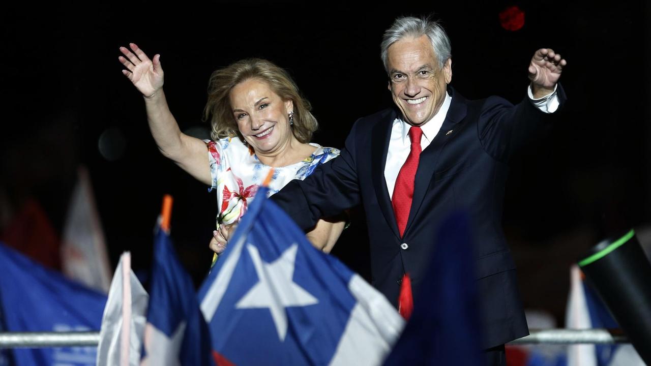 Der konservative Kandidat Sebastian Pinera und seine Frau Cecilia Morel jubeln am 17.12.2017 in Santiago (Chile), nach Bekanntgabe seines Sieges bei der Präsidentenwahl, seinen Anhängern zu. Der Unternehmer wird die Nachfolge der sozialistischen Staatspräsidentin Bachelet antreten. 