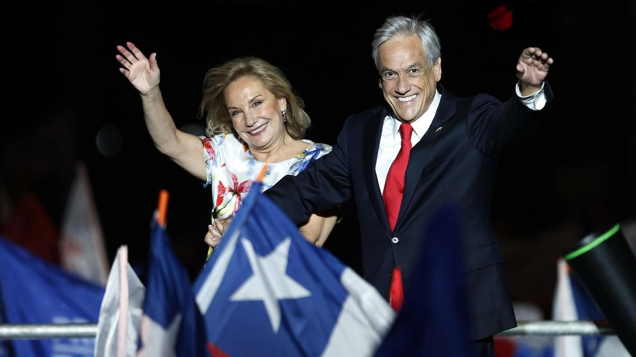 Der konservative Kandidat Sebastian Pinera und seine Frau Cecilia Morel jubeln am 17.12.2017 in Santiago (Chile), nach Bekanntgabe seines Sieges bei der Präsidentenwahl, seinen Anhängern zu. Der Unternehmer wird die Nachfolge der sozialistischen Staatspräsidentin Bachelet antreten. Der konservative Kandidat Sebastian Pinera und seine Frau Cecilia Morel jubeln am 17.12.2017 in Santiago (Chile), nach Bekanntgabe seines Sieges bei der Präsidentenwahl, seinen Anhängern zu. Der Unternehmer wird die Nachfolge der sozialistischen Staatspräsidentin Bachelet antreten.