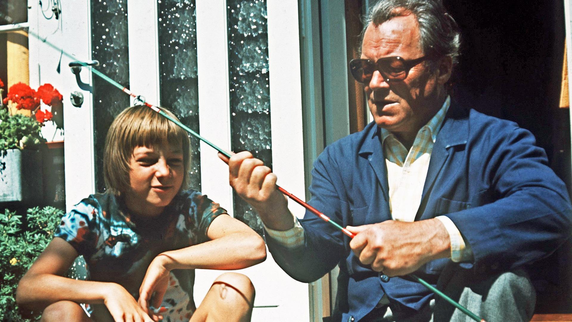 Bundeskanzler Willy Brandt, SPD, mit seinem Sohn Matthias vor seinem Ferienhaus in Hamar in Norwegen im Juli 1973 Bundeskanzler Willy Brandt, SPD, mit seinem Sohn Matthias vor seinem Ferienhaus in Hamar in Norwegen im Juli 1973