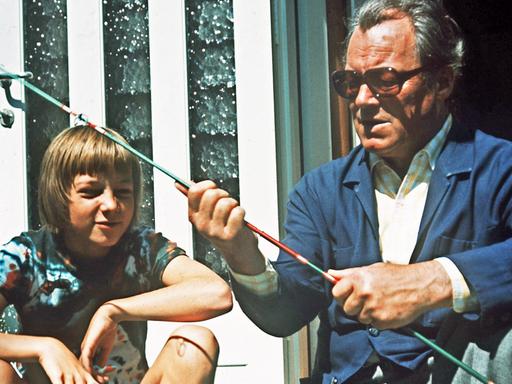 Bundeskanzler Willy Brandt, SPD, mit seinem Sohn Matthias vor seinem Ferienhaus in Hamar in Norwegen im Juli 1973