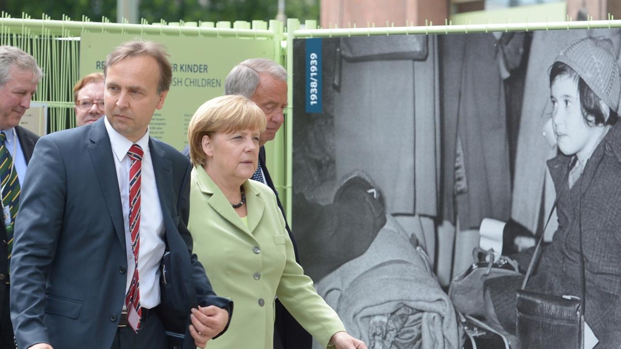 Der Direktor der Stiftung, Manfred Kittel, Bundeskanzlerin Angela Merkel und Kulturstaatsminister Bernd Neumann (r, beide CDU) sehen sich am 11.06.2013 in Berlin zum Baubeginn des Dokumentationszentrums der Stiftung Flucht, Vertreibung, Versöhnung eine Freiluftausstellung vor dem Gebäude an. Der Direktor der Stiftung, Manfred Kittel, Bundeskanzlerin Angela Merkel und Kulturstaatsminister Bernd Neumann (r, beide CDU) sehen sich am 11.06.2013 in Berlin zum Baubeginn des Dokumentationszentrums der Stiftung Flucht, Vertreibung, Versöhnung eine Freiluftausstellung vor dem Gebäude an.