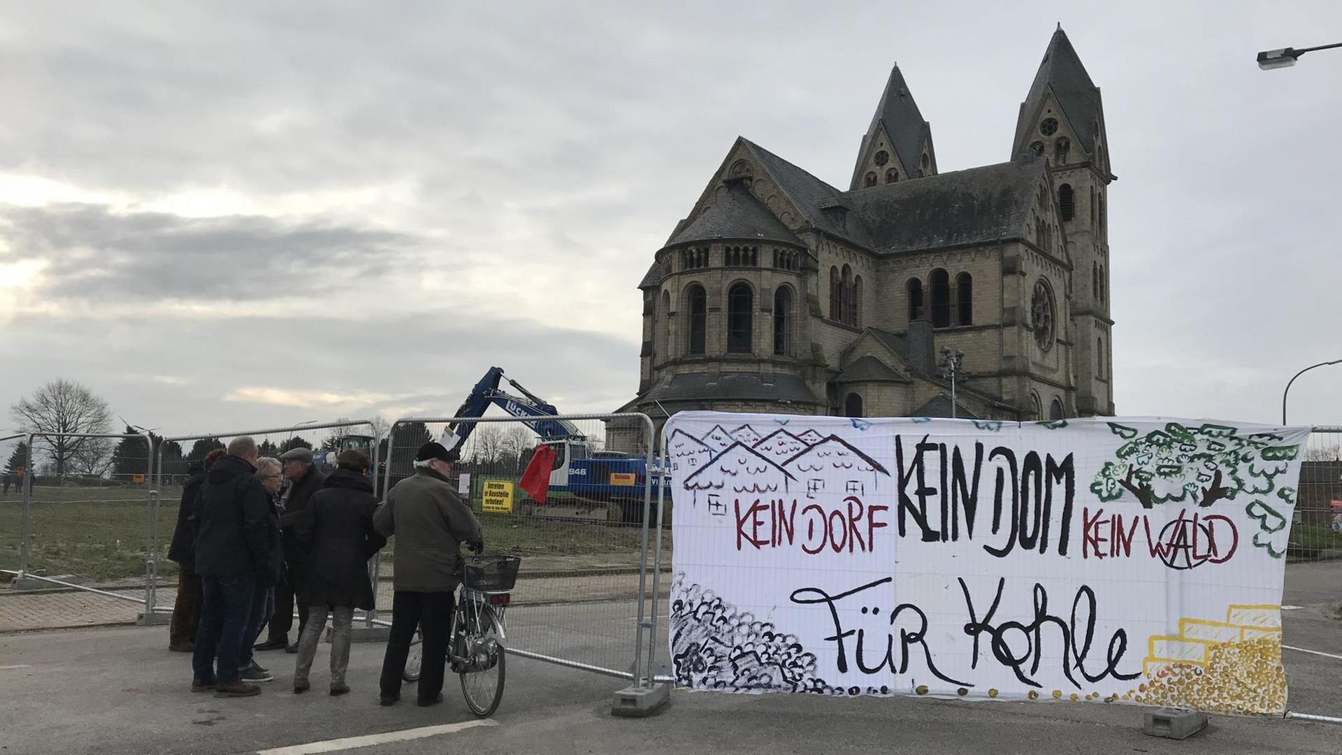 Am Tag vor dem Abriss versammeln sich Dorfbewohner vor dem "Immerather Dom". Am Tag vor dem Abriss versammeln sich Dorfbewohner vor dem "Immerather Dom".