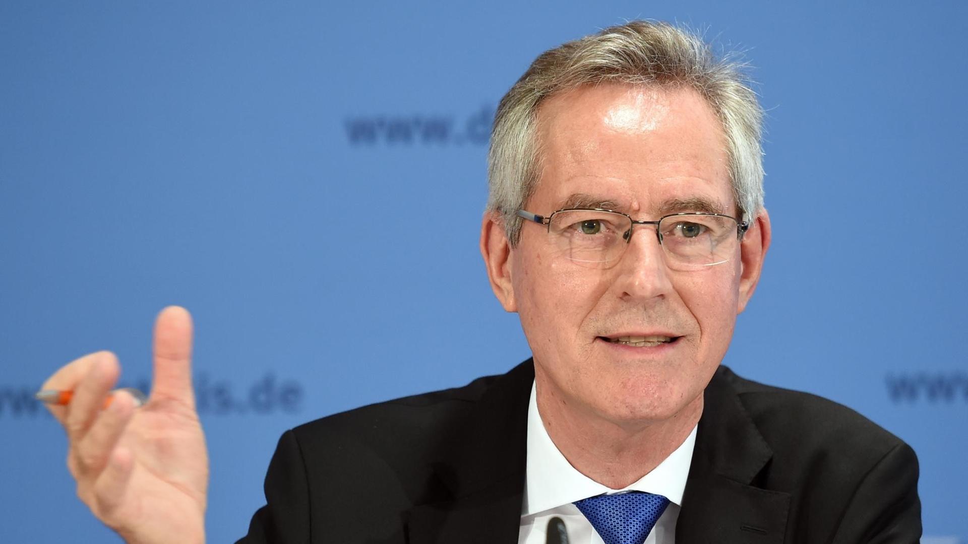 Bundeswahlleiter und Präsident des Statistischen Bundesamts Dieter Sarreither. Bundeswahlleiter und Präsident des Statistischen Bundesamts Dieter Sarreither.