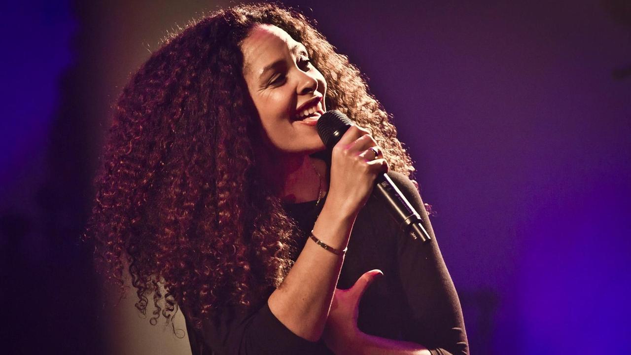 Die Sängerin Joy Denalane bei einem Konzert in der Passionskirche in Berlin. Die Sängerin Joy Denalane bei einem Konzert in der Passionskirche in Berlin.