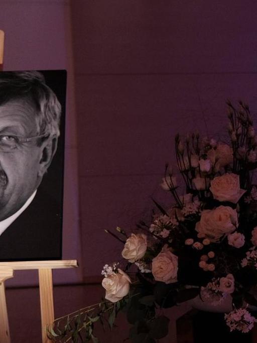Ein Schwarz-weiß-Portrait des ermordeten Walter Lübcke, CDU, Regierungspräsident von Kassel, am 26.09.2020 beim Landesparteitag der CDU in Willingen, Hessen