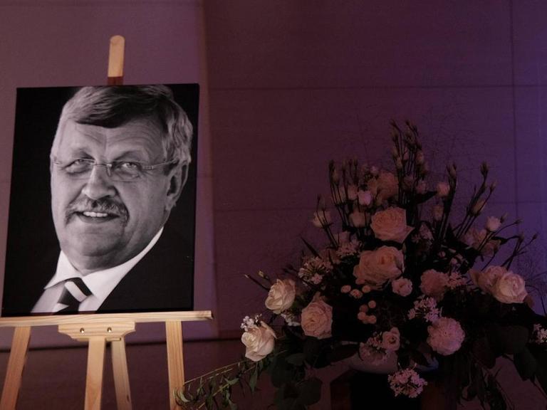Ein Schwarz-weiß-Portrait des ermordeten Walter Lübcke, CDU, Regierungspräsident von Kassel, am 26.09.2020 beim Landesparteitag der CDU in Willingen, Hessen