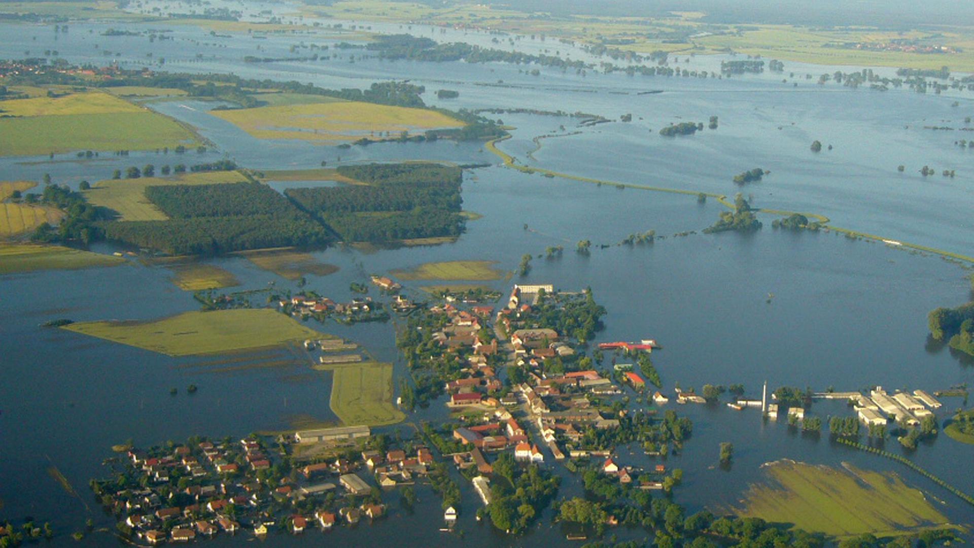 Die Übersicht zeigt am 15.06.2013 die überflutete Ortschaft Fischbeck (Sachsen-Anhalt). Mit einer außergewöhnlichen Sprengaktion soll ein Loch in einem Elbdeich in Sachsen-Anhalt gestopft werden. Die Übersicht zeigt am 15.06.2013 die überflutete Ortschaft Fischbeck (Sachsen-Anhalt). Mit einer außergewöhnlichen Sprengaktion soll ein Loch in einem Elbdeich in Sachsen-Anhalt gestopft werden.