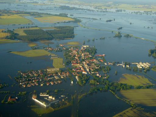 Die Übersicht zeigt am 15.06.2013 die überflutete Ortschaft Fischbeck (Sachsen-Anhalt). Mit einer außergewöhnlichen Sprengaktion soll ein Loch in einem Elbdeich in Sachsen-Anhalt gestopft werden.