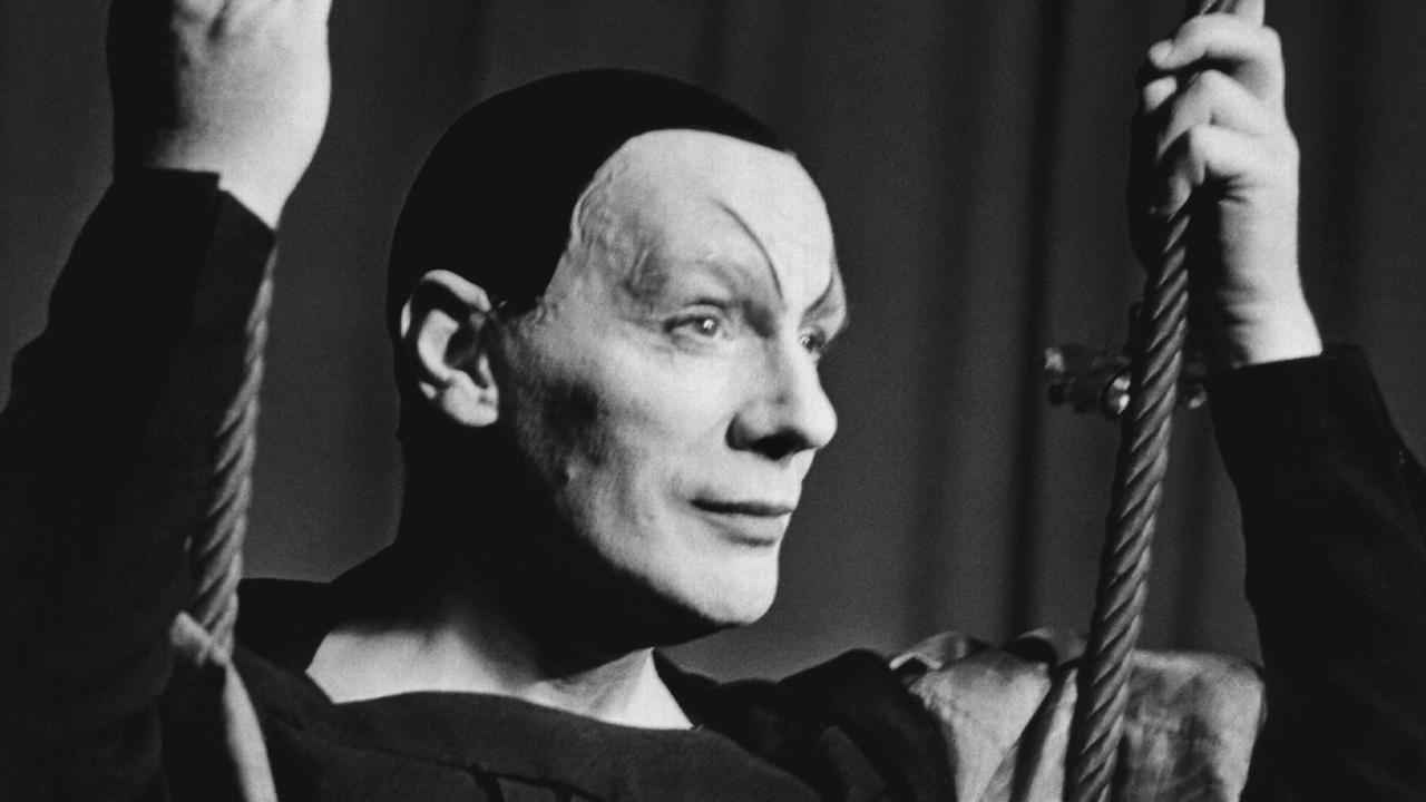 Der deutsche Schauspieler, Regisseur und Theaterintendant Gustaf Gründgens als Mephisto in einer Szene von Goethes Faust II in einer von ihm im Jahr 1959 am Deutschen Schauspielhaus Hamburg inszenierten Aufführung. Der deutsche Schauspieler, Regisseur und Theaterintendant Gustaf Gründgens als Mephisto in einer Szene von Goethes Faust II in einer von ihm im Jahr 1959 am Deutschen Schauspielhaus Hamburg inszenierten Aufführung.